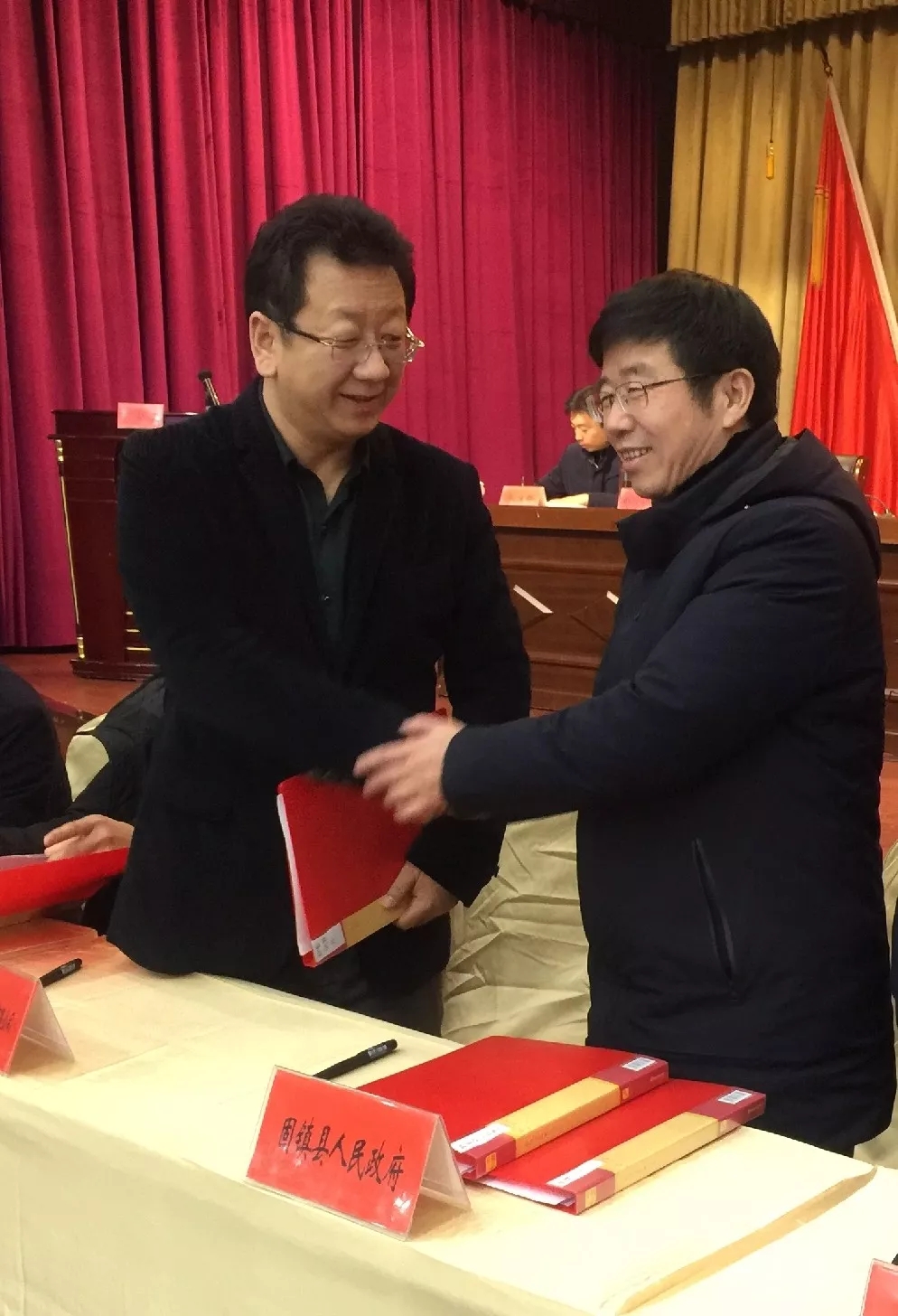 新农创副总裁马雁南代表新农创集团与固镇县人民政府签约