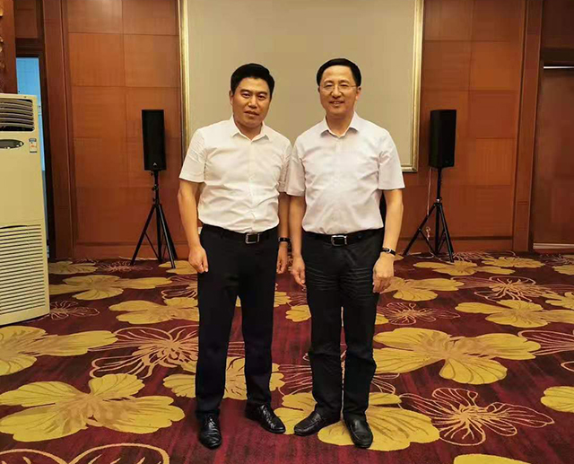 新农创总裁张龙与潍坊市委书记惠新安合影