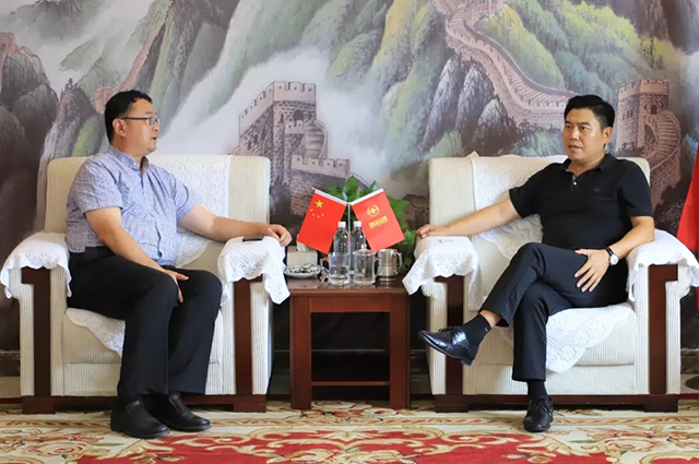 新农创集团总裁张龙（右）与北京山里寒舍董事长殷文欢（左）